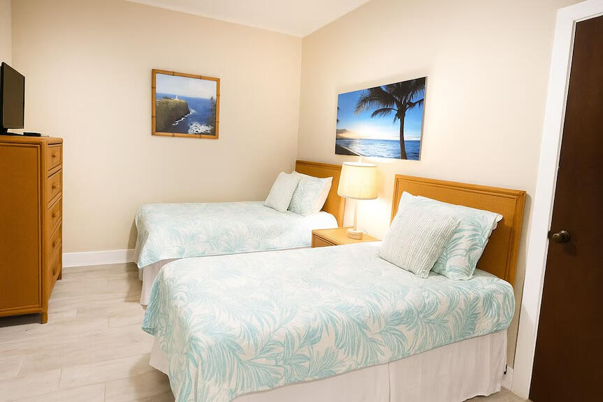 Flexible secondary bedroom featuring two twin beds or a queen setup with converter (available upon request)